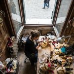 Maschera veneziana donna: guida alla scelta artigianale